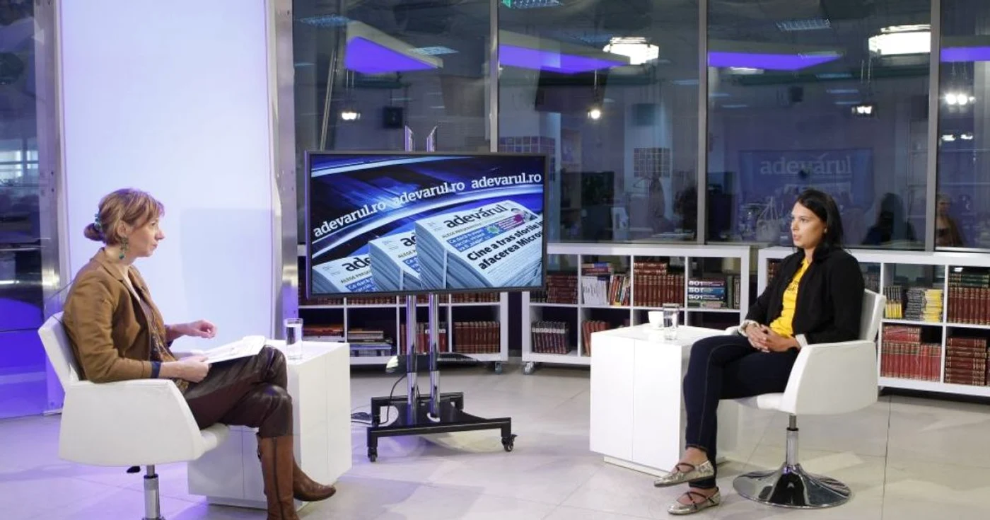 Irina Costache (dreapta), de vorbă cu jurnalista Ioana Lupea în studioul Adevărul Live FOTO Eduard Enea