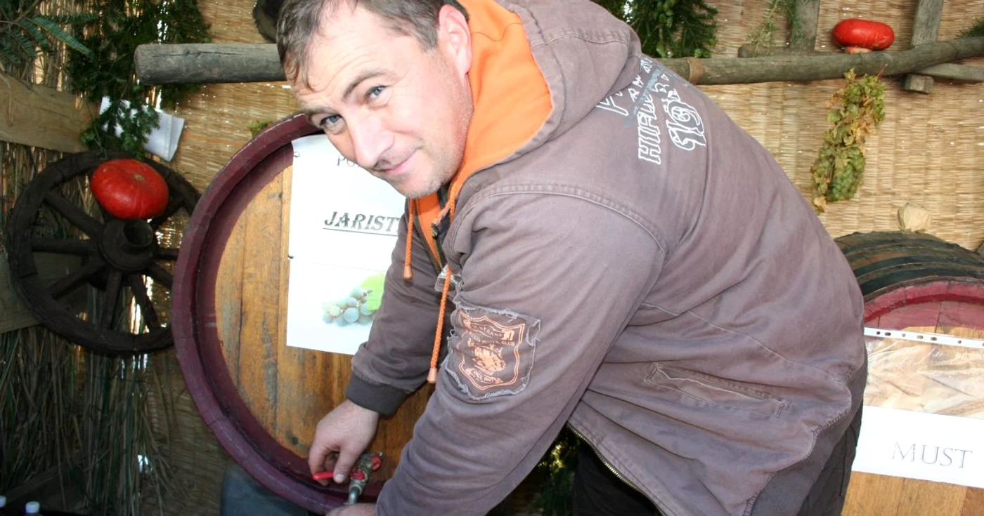 Nedelcu vinde vin la pahar ca să scoată bani mai mulţi