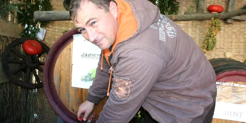 Nedelcu vinde vin la pahar ca să scoată bani mai mulţi