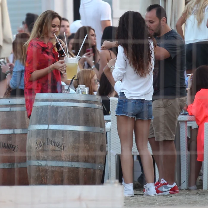 Vedeta a gustat dintr-un cocktail ceva mai special