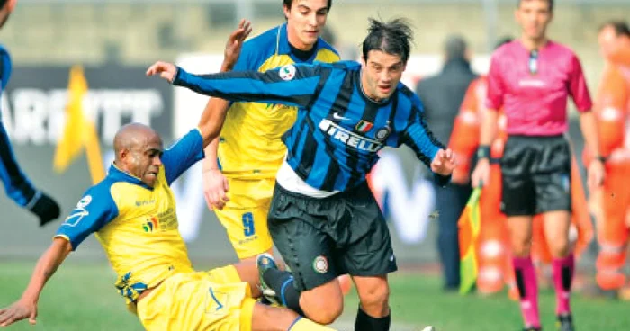 Cristi Chivu (în albastru) riscă să rateze restul sezonului