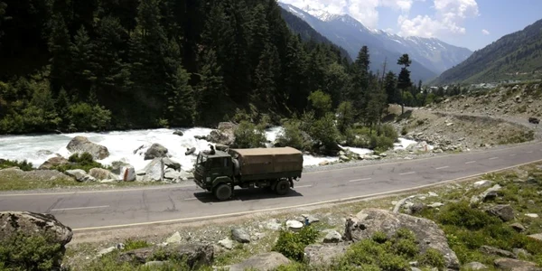 Armata indiană patrulează pe drumul spre Ladakh FOTO EPA-EFE