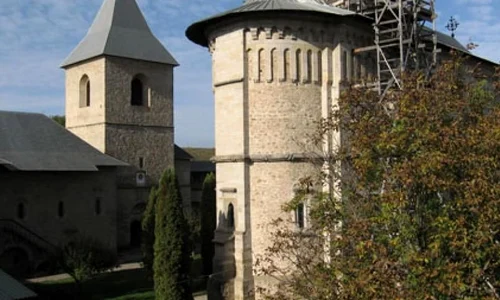 Ruinele unei vechi biserici au fost descoperite la Mănăstirea Dragomirna jpeg