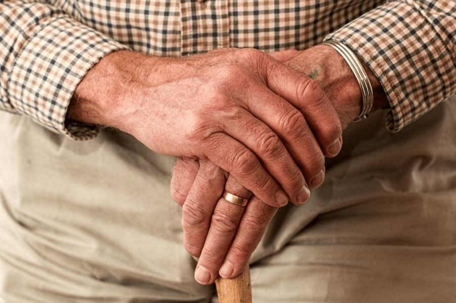Un pensionar italian acuză că a fost jefuit și hărțuit timp de 10 ani de îngrijitoarea româncă