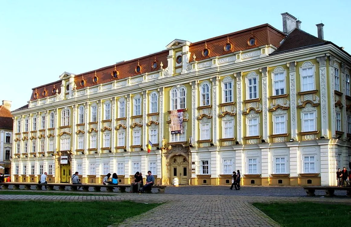 Palatul Baroc FOTO Wikimedia, Muzeuldeartatm.ro. Fotografiile vechi au fost realizate de Liviu Tulbure