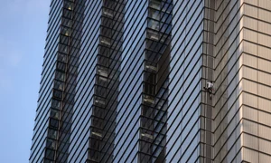 Omul Păianjen, în timp ce se căţăra pe Turnul Heron, înalt de 202 metri, înainte de a fi arestat jpeg