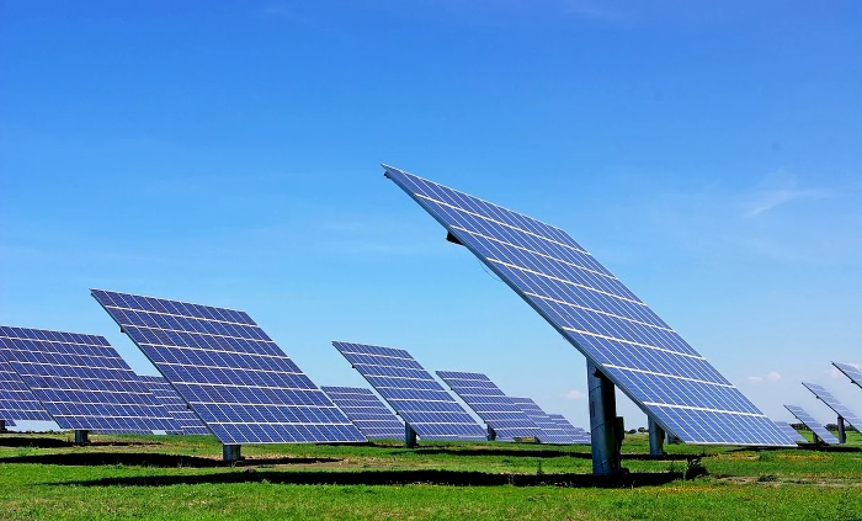 Suprafaţa totală care ar putea fi ocupată de parcuri fotovoltaice este de peste 940 de hectare.