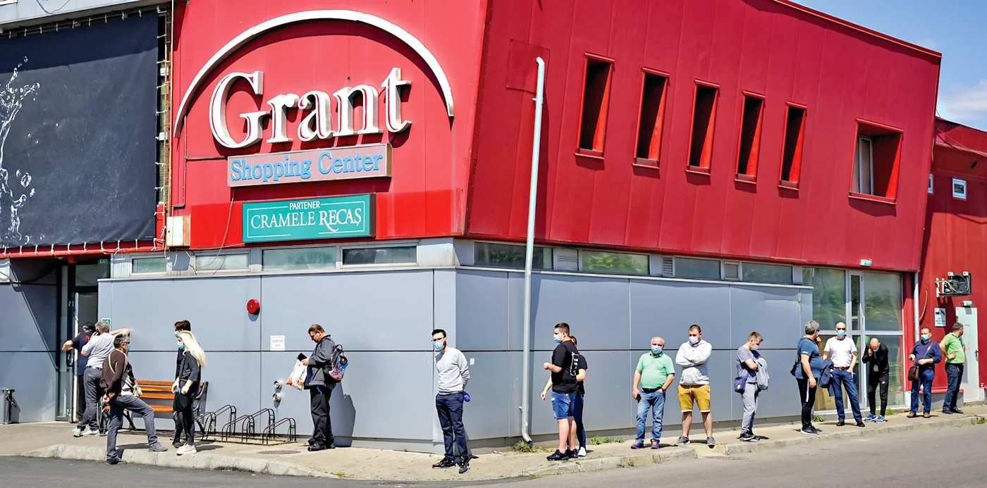 Iată ce cozi s-au format la magazine! 