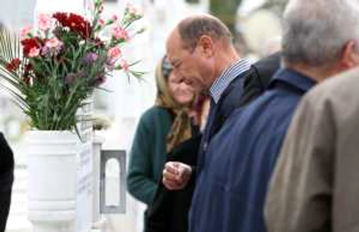 Traian Băsescu a plâns la mormântul mamei sale, la slujba de pomenire de un an