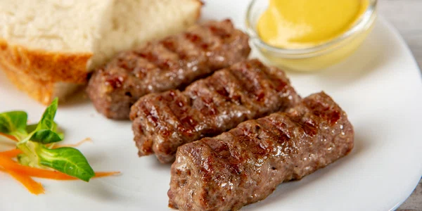 Mititei - mici cu mustar FOTO Shutterstock 