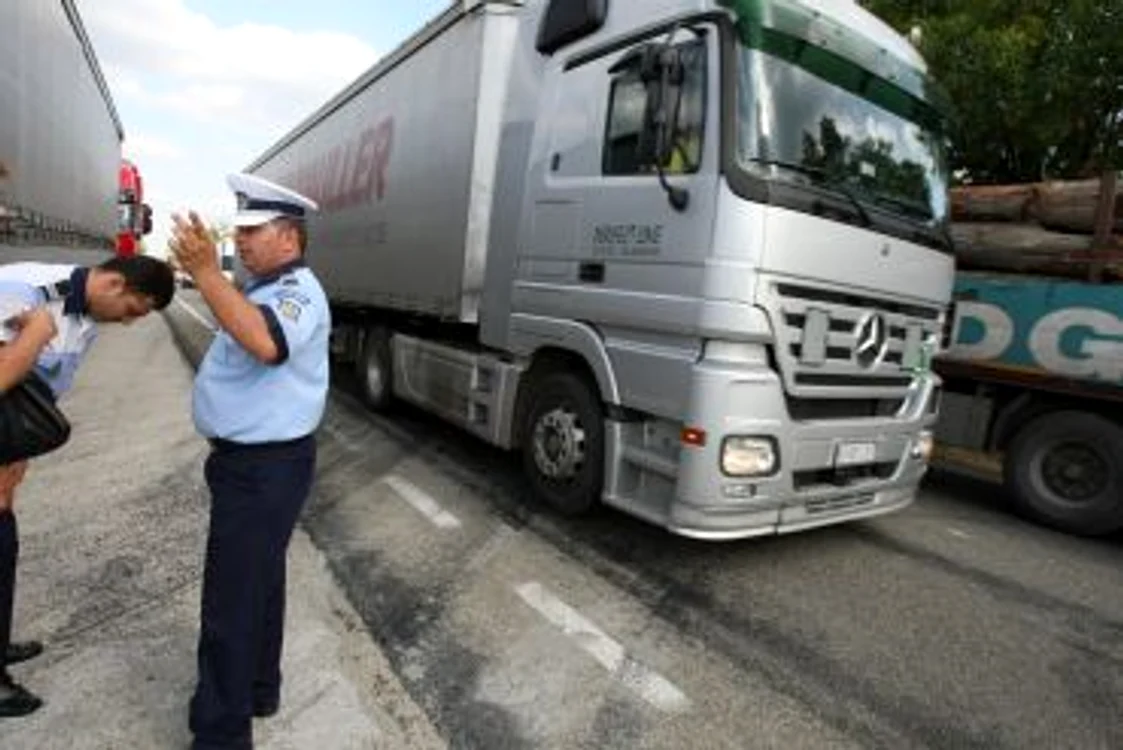 Craiova: Carambol cu trei tiruri, la ieşirea din Craiova