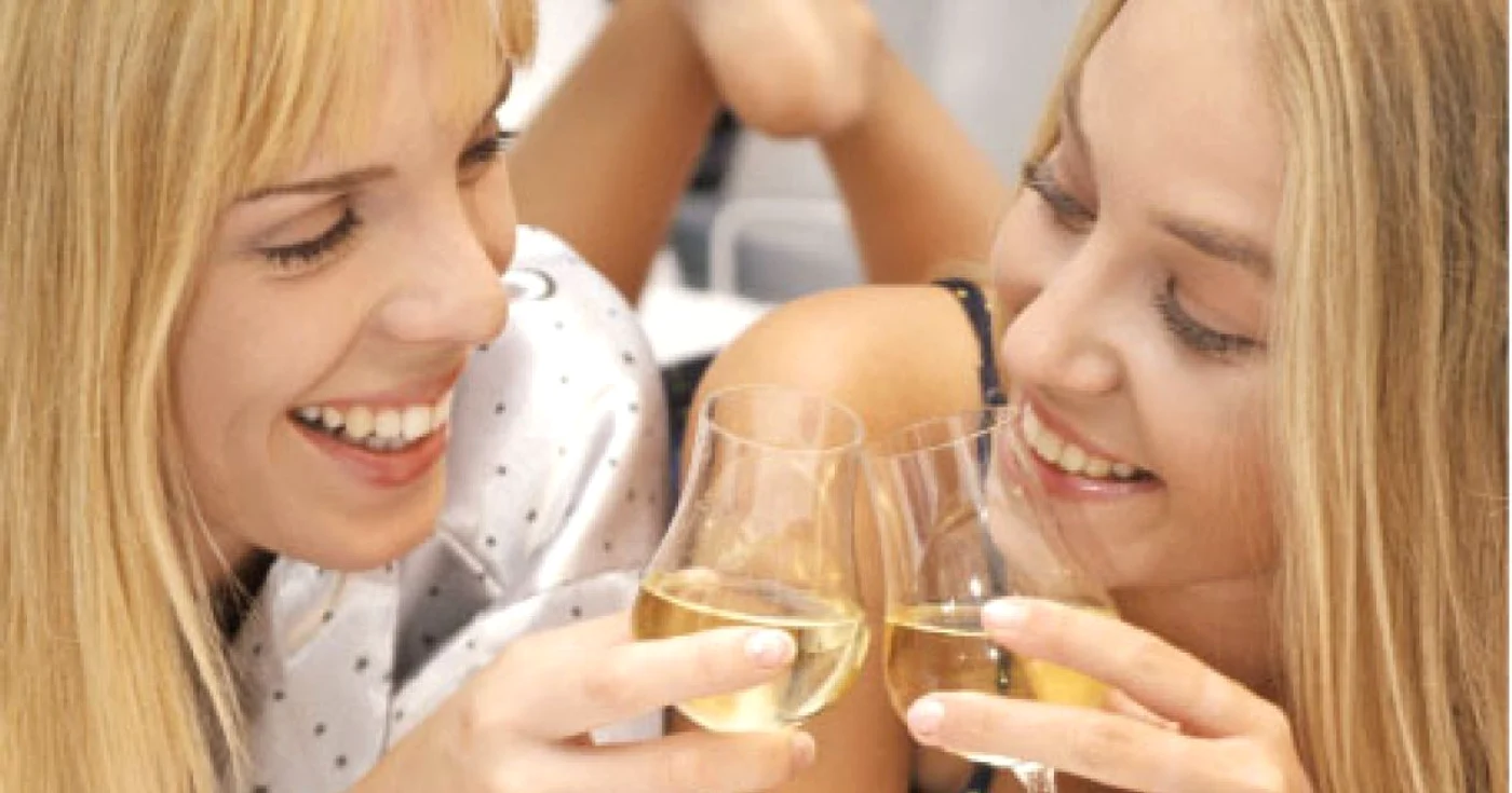 Din ce în ce mai multe studente din SUA consumă alcool, renunţând la mâncare 