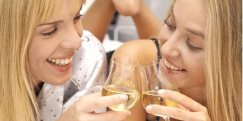 Din ce în ce mai multe studente din SUA consumă alcool, renunţând la mâncare 