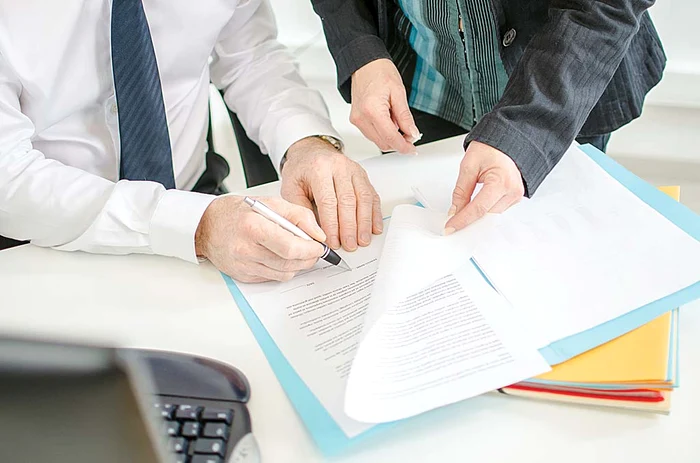 
    Finanţele au anunţat că românii care dau casa în schimbul ştergerii datoriei au de plătit sume uriaşe  