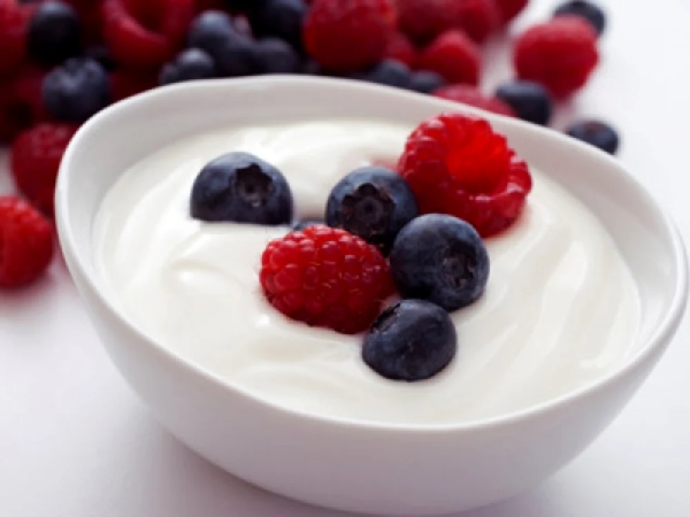 Nutriţioniştii ne sfătuiesc să cumpărăm iaurt natural şi să adăugăm noi fructele care ne plac