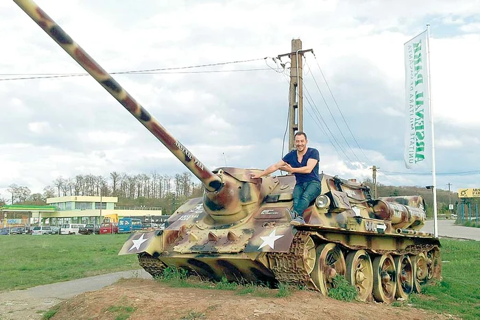 
    Cântăreţul s-a pozat,  zilele trecute, pe un  tanc, fără să ştie că  ar putea ajunge  şi el în război (Fotografii: Arhivă Personală)  