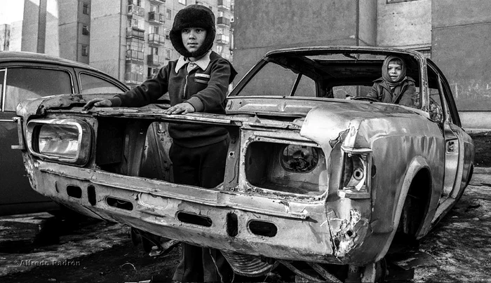 Copii jucându-se în scheletul unei rable FOTO Alfredo Padron