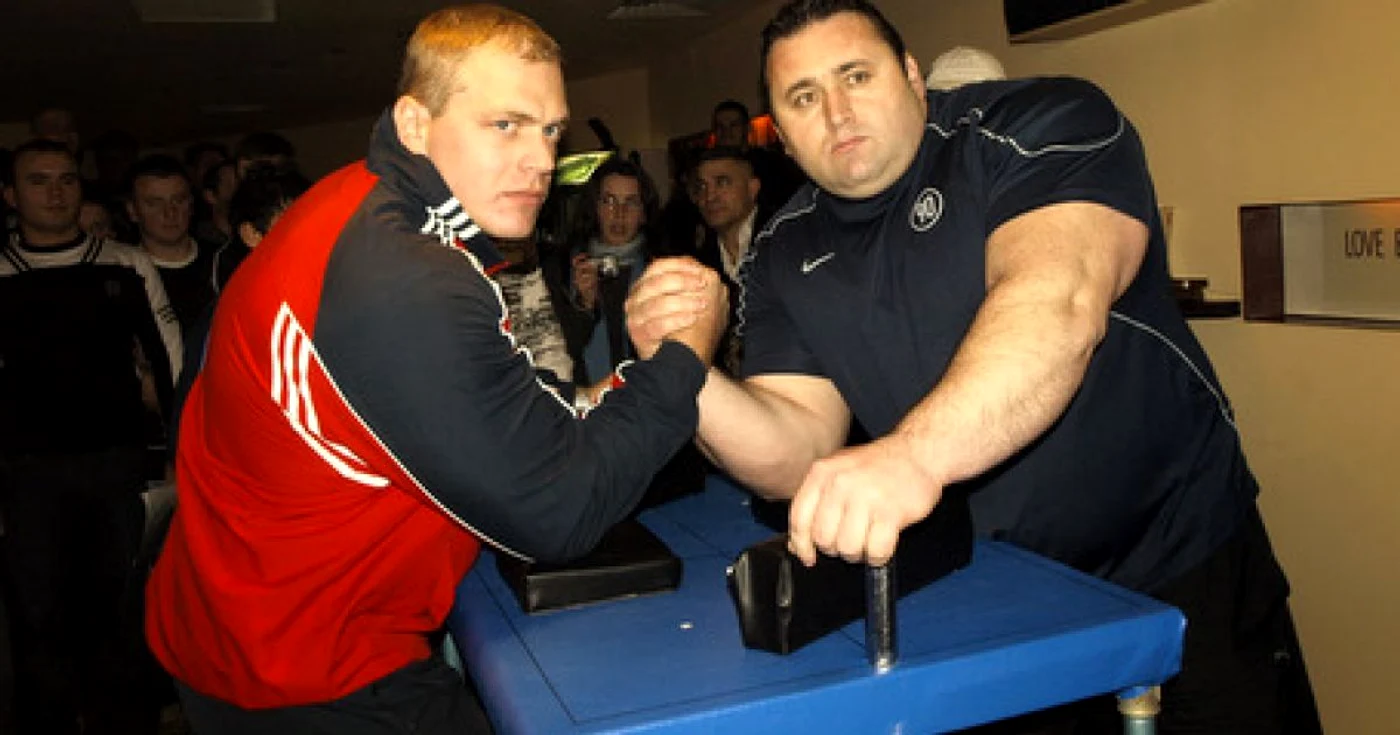 Olimpiu Fătu şi Dănuţ Borbil "încrucişează" bicepşii. Foto: D. Guţă