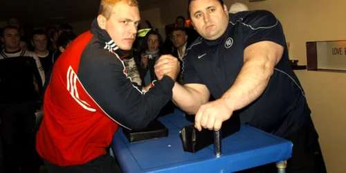 Olimpiu Fătu şi Dănuţ Borbil "încrucişează" bicepşii. Foto: D. Guţă