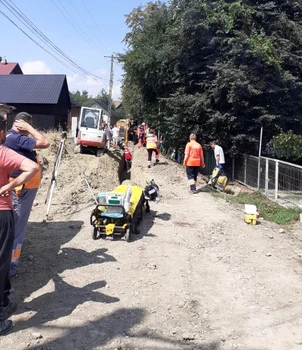 Misiune contracronometru pentru salvarea unei persoane surprinsă sub un mal de pământ, în localitatea Siret FOTO ISU Suceava