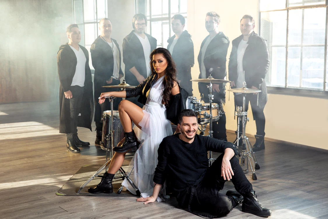Bella santiago, alături de Alex Vasilache şi trupa Jukebox