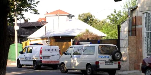 Criminaliştii caută probe în vila bărbatului arestat