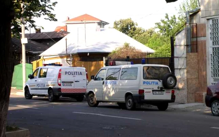 Poliţiştii au ridicat probe din locuinţa celor doi. FOTOArhivă.