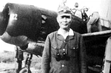 Amiralul japonez Ugaki Matome, fotografiat înainte de a decola în unul dintre ultimele atacuri kamikaze, în data de 15 august 1945, cu doar câteva ore înainte de a fi anunțată capitularea Japoniei (© Wikimedia Commons)