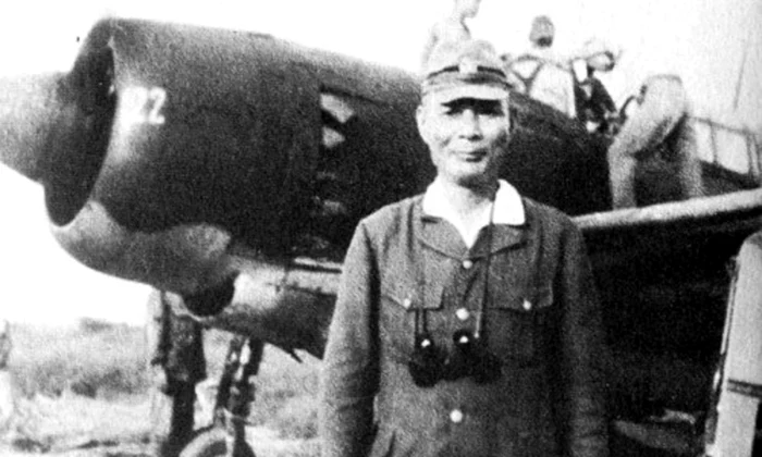 Amiralul japonez Ugaki Matome, fotografiat înainte de a decola în unul dintre ultimele atacuri kamikaze, în data de 15 august 1945, cu doar câteva ore înainte de a fi anunțată capitularea Japoniei (© Wikimedia Commons)