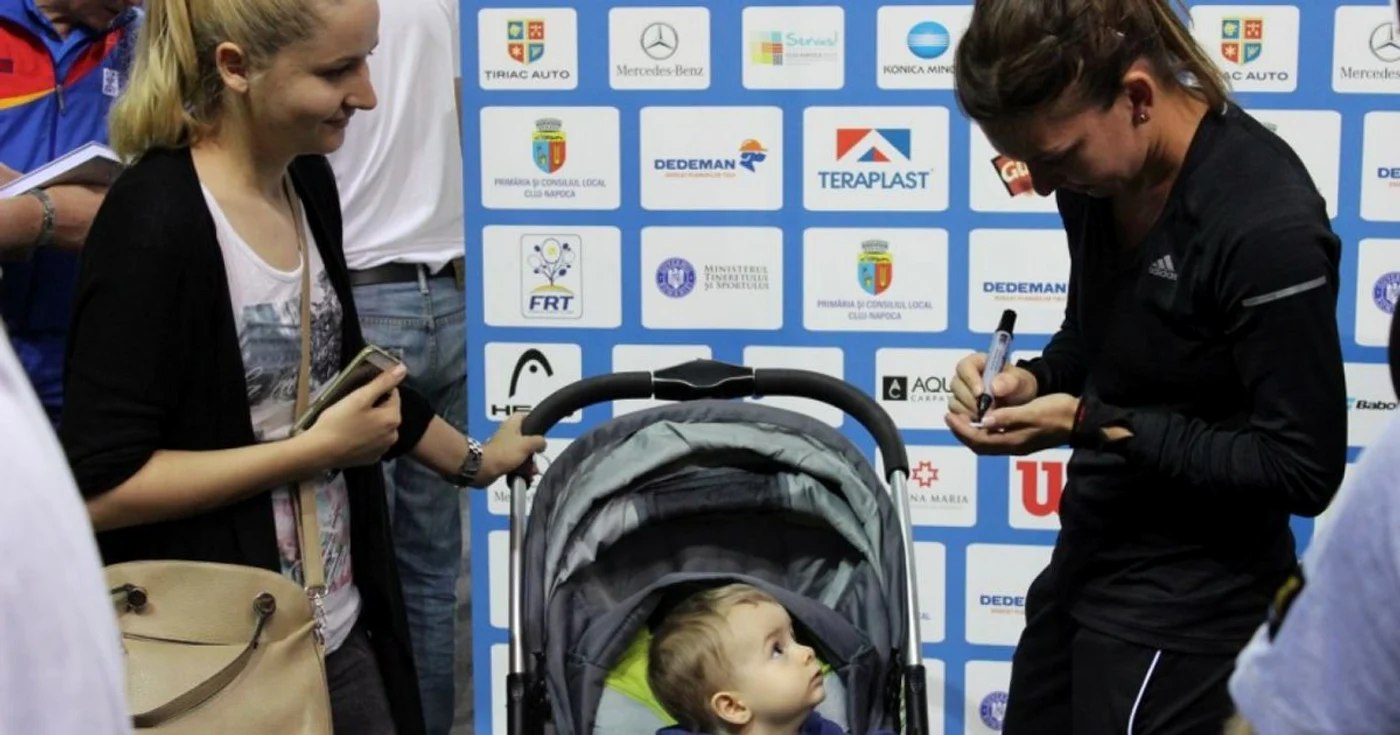 Micuţul nu a scăpat-o din priviri pe Simona. FOTO Ovidiu Cornea