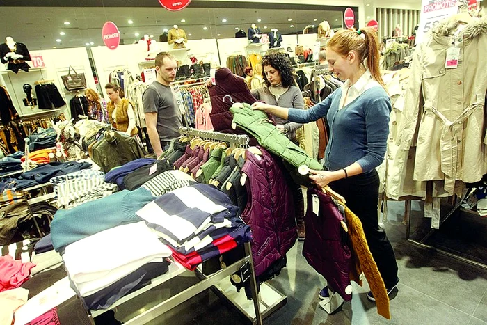 Articolele la preţ redus vă aşteaptă până la miezul nopţii