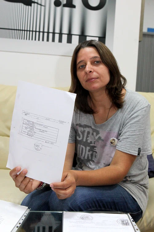 Sora Elenei a fost dată tot la un cămin de copii de unde a fost adoptată la vârsta de cinci ani de un cuplu de italieni