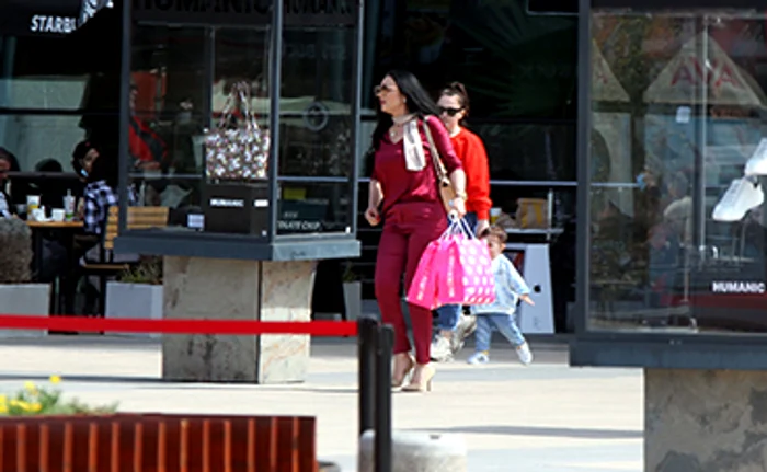 Ilie a aşteptat-o la terasa de lângă parcare, apoi au plecat împreună