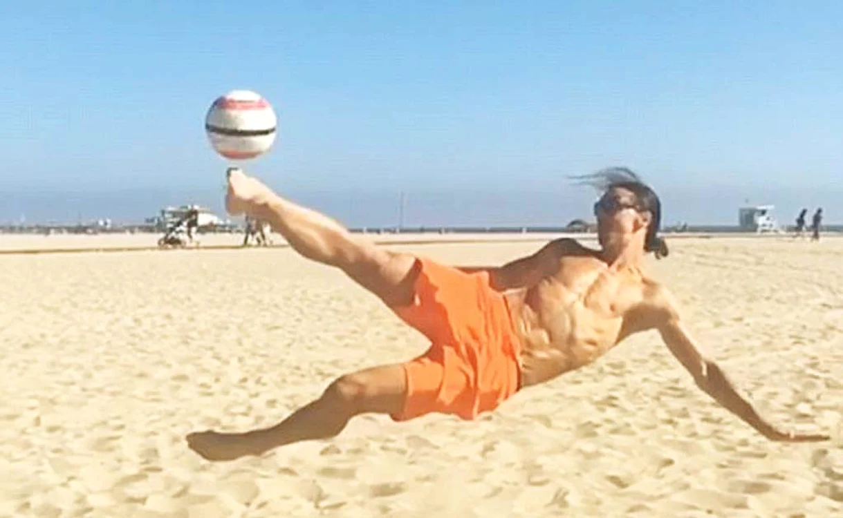 
    Zlatan nu stă  departe de fotbal nici în vacanţă  