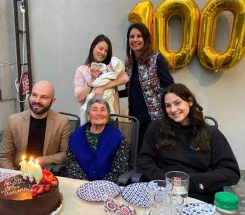 
    Livia Dilă, alături de fetița ei, Maria, de 13 ani  