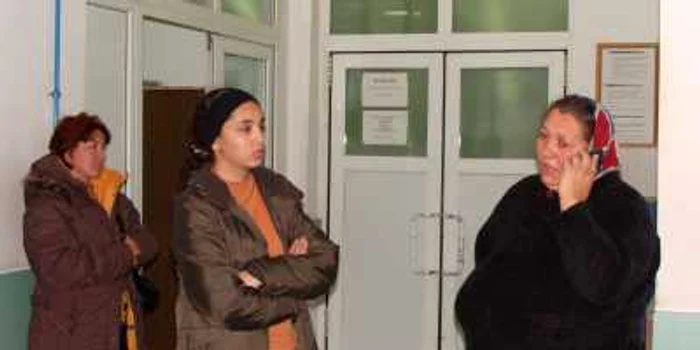 Mama şi bunica băieţelului nu pot să înţeleagă cum s-a putut întâmpla tragedia