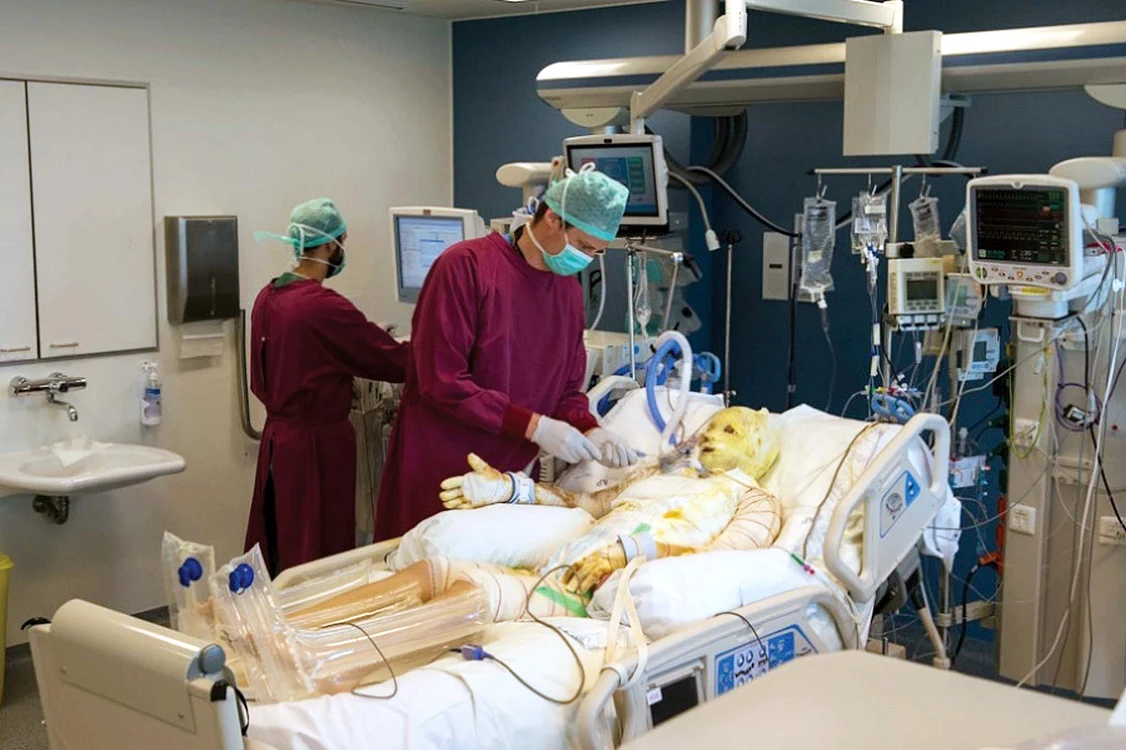 
    Medicii belgieni spun că răniţii de la "Colectiv" care au ajuns la ei aveau bacterii Specialiştii români declară că acest lucru nu înseamnă că erau infectaţi  