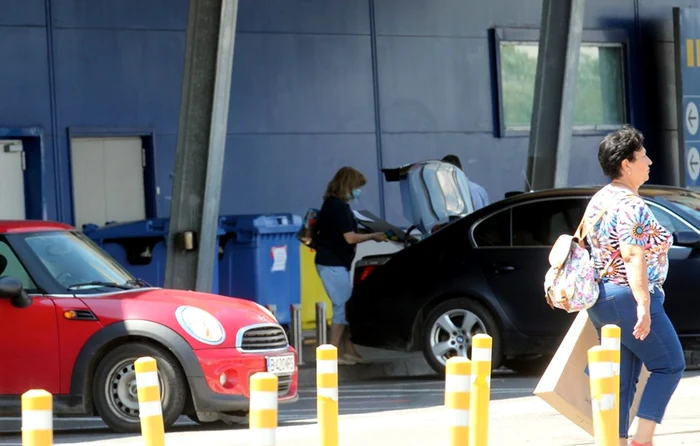 
    Maria Băsescu, îmbrăcată lejer la cumpărăturiFoto: Blitz  