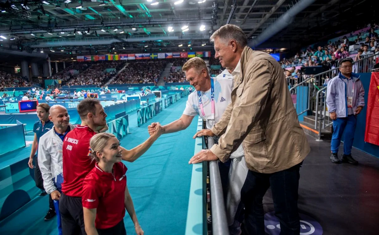 Klaus Iohannis la finalul meciului perechii Ovidiu Ionescu/ Bernadette Szocs (FOTO Cristian Nistor)