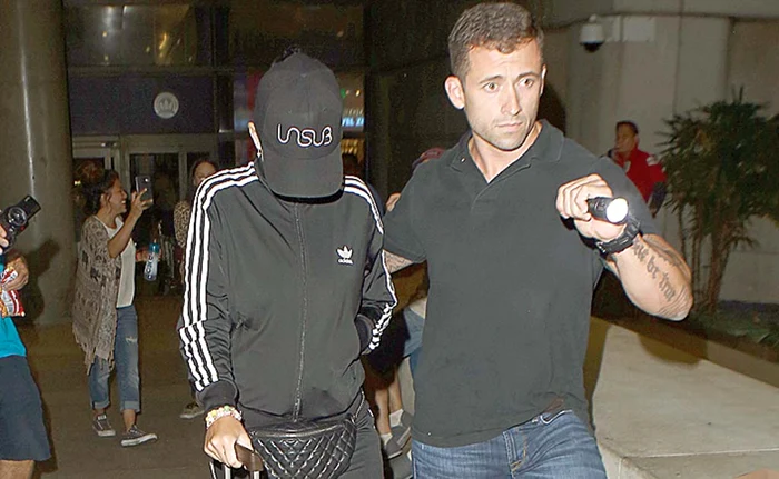 
    Nu era mai simplu  să dai ochelarii jos?  Era musai lanterna?   