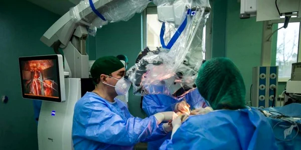 O tumoră de şase centimetri a fost extrasă din creierul unei paciente