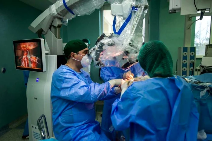 O tumoră de şase centimetri a fost extrasă din creierul unei paciente, în urma unei intervenţii chirurgicale care a avut loc la Spitalul de Neurochirurgie din Iaşi FOTO NEWS.RO.