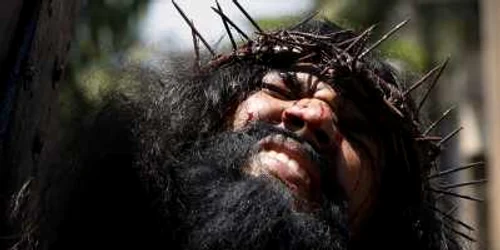 reinterpretare crucificare Iisus FOTO AP