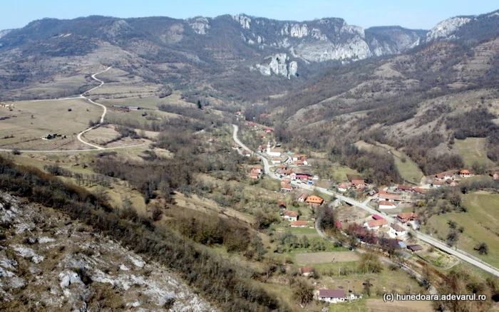 Valea Geoagiului, văzută de la Cetatea dacică Ardeu. Foto: Daniel Guță. ADEVĂRUL