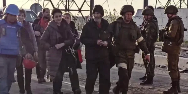 Militari rusi şi voluntari ai Crucii Rosii escortează civili care au fost evacuati din Azovstal în Mariupol Ucraina FOTO EPA-EFE