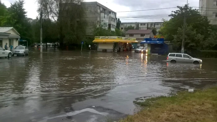 Aşa arăta o intersecţie din Galaţi vineri seară. FOTO C Crângan