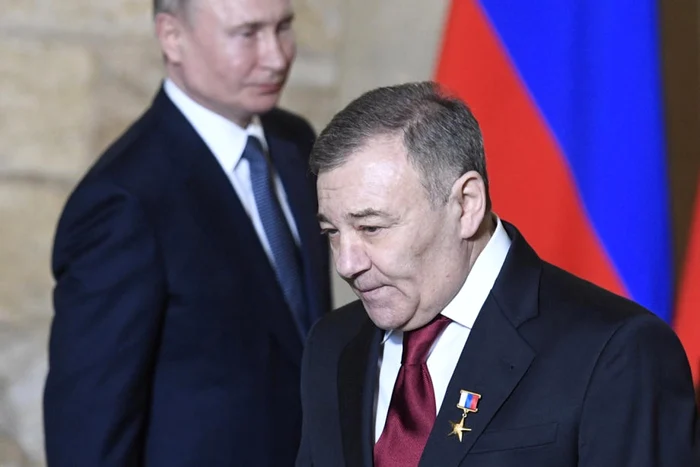 Arkadi Rotenberg (n prim-plan), decorat cu ordinul de Erou al Muncii de către Vladimir Putin (în plan îndepărtat) FOTO EPA-EFE