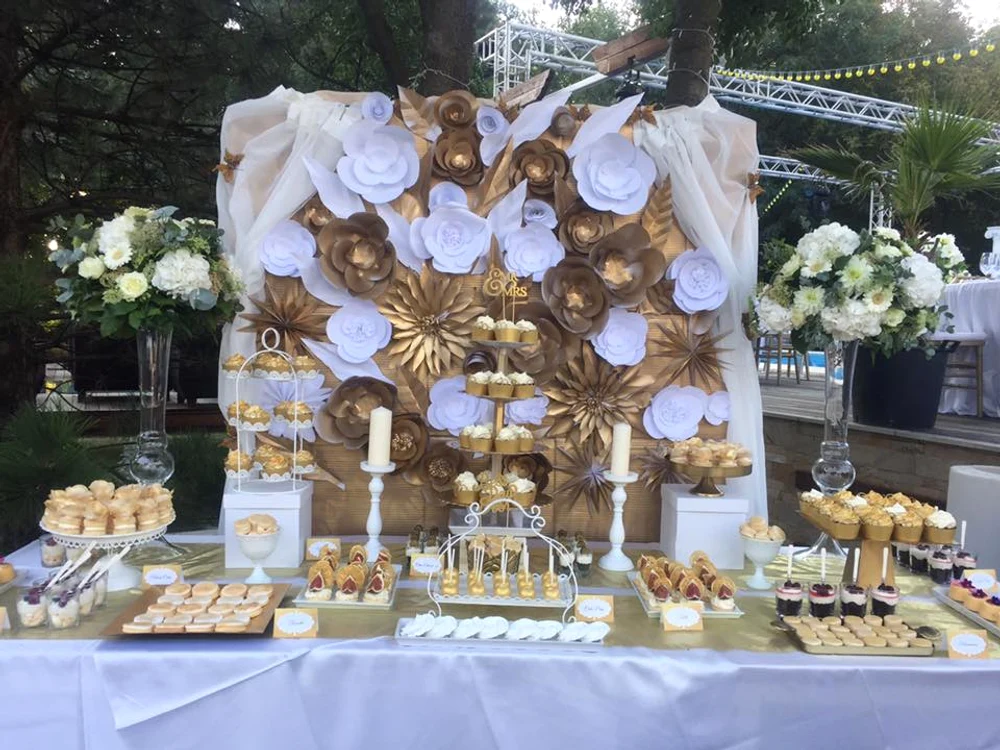 Invitaţii nu s-au putut abţine şi au gustat din toate prăjiturile din candy-bar