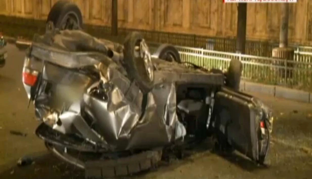 Autoturismul a intrat într-un copac și s-a dat peste cap de mai multe oriCaptura: PRO TV