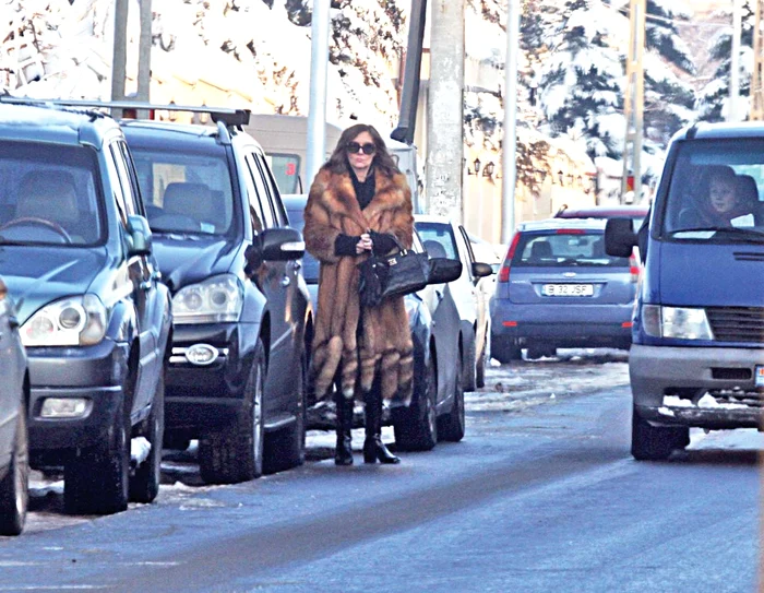 Romaniţa Iovan şi-a scos de la naftalină haina de blană de 4.000 de euro, în care au “încăput” vreo 20 de vulpi